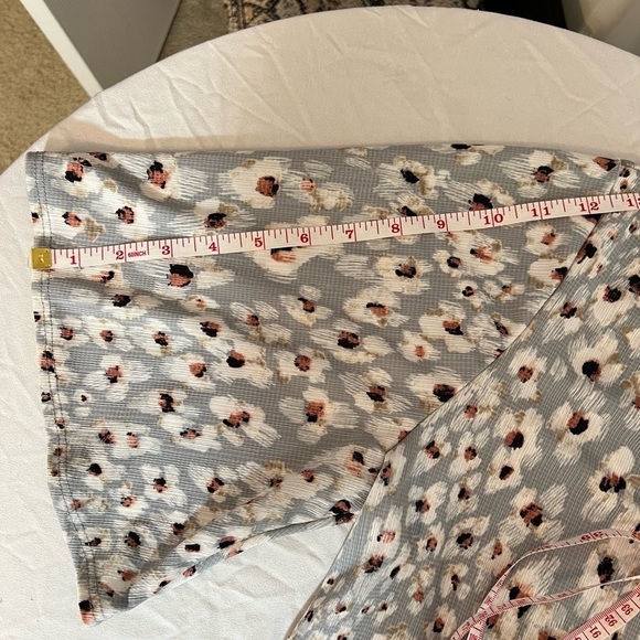 Women’s Floral Top - Medium - Flowy V-Neck Short Sleeves - EUC - Picture 8 of 8